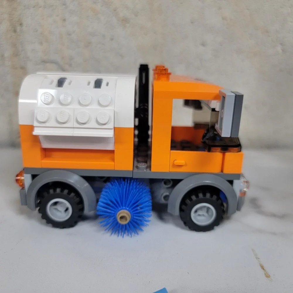 Lego 8404 City Sweeper Complete minifigures Instructions - Picture 2 of 7